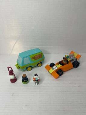 Vintage 2000 Hanna-Barbera Scooby-Doo Mystery Machine and Race Car Toy Set